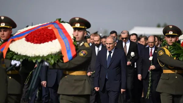 Премьер-министр Никол Пашинян в мемориальном комплексе Цицернакаберд (24 апреля 2025). Еревaн - Sputnik Армения