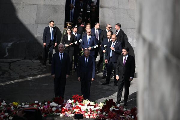 Հայաստանի ղեկավարությունը Ծիծեռնակաբերդում հարգել է Հայոց ցեղասպանության զոհերի հիշատակը - Sputnik Արմենիա