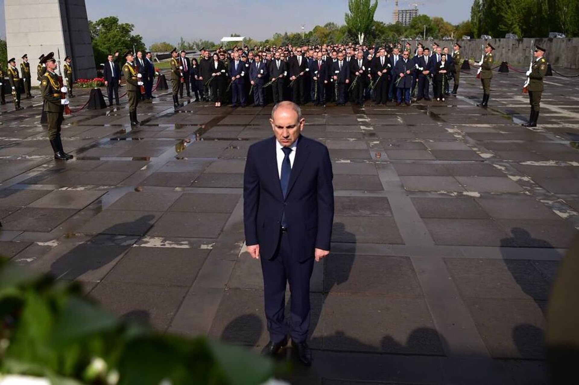 Премьер-министр Никол Пашинян в мемориальном комплексе Цицернакаберд (24 апреля 2025). Еревaн - Sputnik Արմենիա, 1920, 24.04.2025