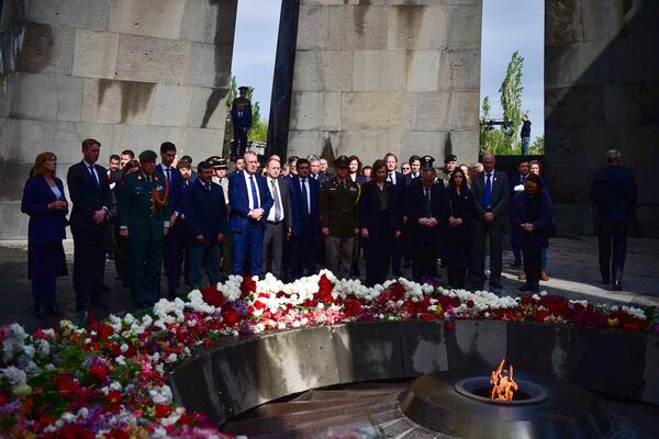Дипломаты в мемориальном комплексе Цицернакаберд (24 апреля 2025). Еревaн Дипломаты в мемориальном комплексе Цицернакаберд (24 апреля 2025). Еревaн - Sputnik Армения
