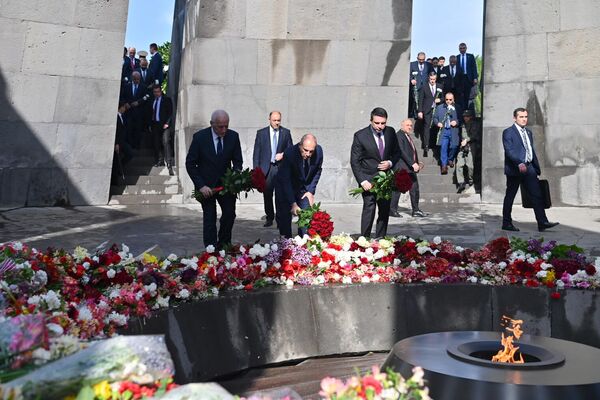 Президент Ваагн Хачатурян, премьер-министр Никол Пашинян и спикер НС Ален Симонян в мемориальном комплексе Цицернакаберд (24 апреля 2025). Еревaн Президент Ваагн Хачатурян, премьер-министр Никол Пашинян и спикер НС Ален Симонян в мемориальном комплексе Цицернакаберд (24 апреля 2025). Еревaн - Sputnik Армения