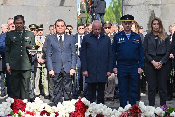 Дипломаты в мемориальном комплексе Цицернакаберд (24 апреля 2025). Еревaн Дипломаты в мемориальном комплексе Цицернакаберд (24 апреля 2025). Еревaн - Sputnik Армения