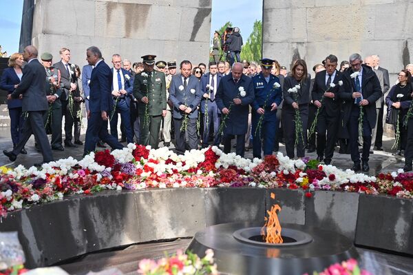 Дипломаты в мемориальном комплексе Цицернакаберд (24 апреля 2025). Еревaн Дипломаты в мемориальном комплексе Цицернакаберд (24 апреля 2025). Еревaн - Sputnik Армения
