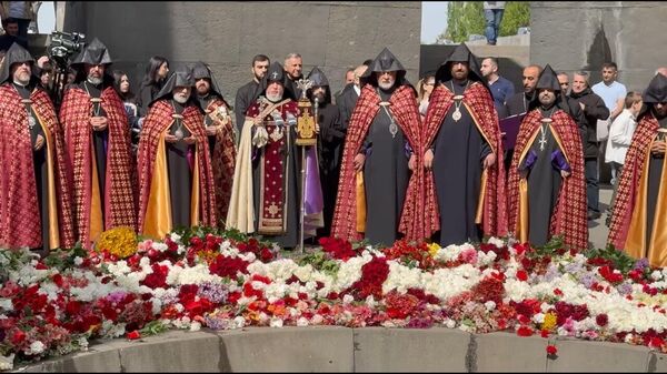 Գարեգին Բ–ն հոգևոր դասի ուղեկցությամբ այցելեց Ծիծեռնակաբերդ - Sputnik Արմենիա