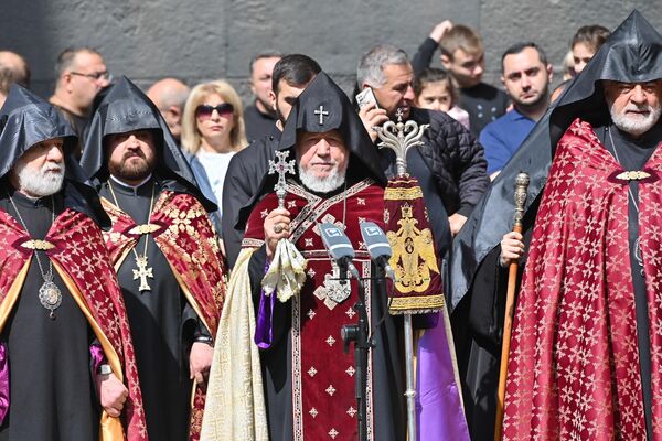 Գարեգին Բ–ն հոգևոր դասի ուղեկցությամբ այցելեց Ծիծեռնակաբերդ - Sputnik Արմենիա
