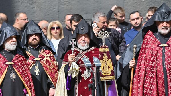 Ամենայն հայոց կաթողիկոսը Ծիծեռնակաբերդի հուշահամալիրում - Sputnik Արմենիա