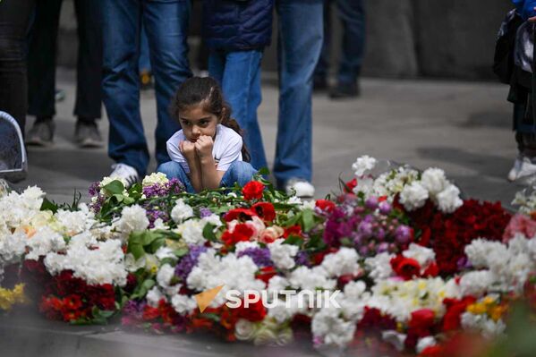 Мемориальный комплекс Цицернакаберд в 110 годовщину геноцида армян Мемориальный комплекс Цицернакаберд в 110 годовщину геноцида армян - Sputnik Армения