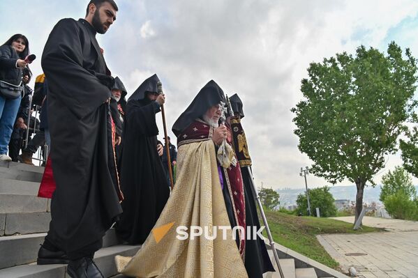 Католикос Гарегин Второй в мемориальном комплексе Цицернакаберд Католикос Гарегин Второй в мемориальном комплексе Цицернакаберд - Sputnik Армения