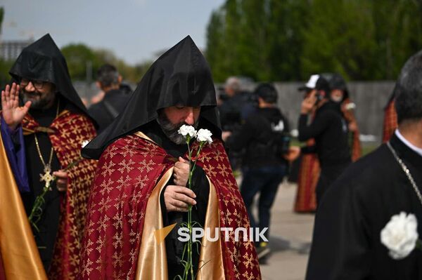 Գարեգին Բ–ն հոգևոր դասի ուղեկցությամբ այցելեց Ծիծեռնակաբերդ - Sputnik Արմենիա