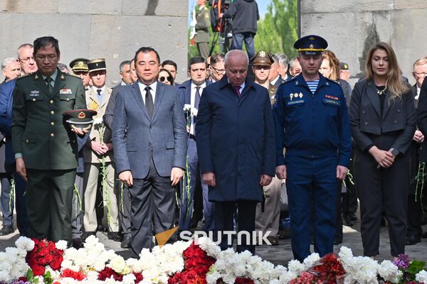 Дипломаты в мемориальном комплексе Цицернакаберд (24 апреля 2025). Еревaн Дипломаты в мемориальном комплексе Цицернакаберд (24 апреля 2025). Еревaн - Sputnik Армения