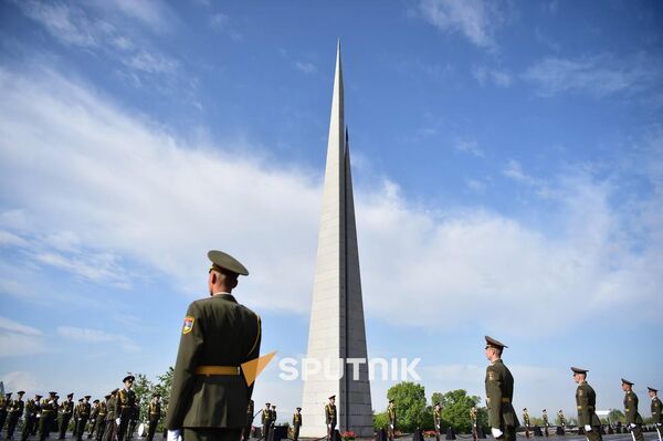 Почетный караул в мемориальном комплексе Цицернакаберд Почетный караул в мемориальном комплексе Цицернакаберд - Sputnik Армения