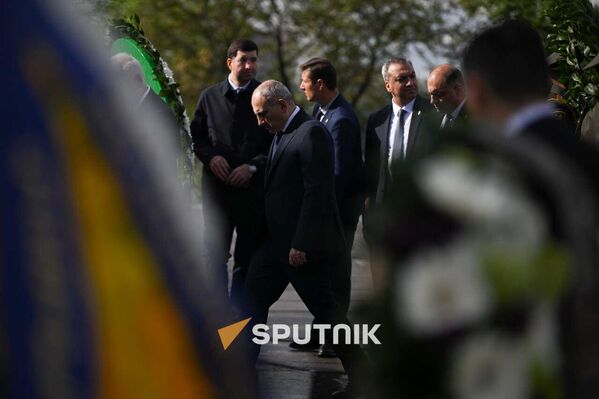 Премьер-министр Никол Пашинян в мемориальном комплексе Цицернакаберд Премьер-министр Никол Пашинян в мемориальном комплексе Цицернакаберд - Sputnik Армения