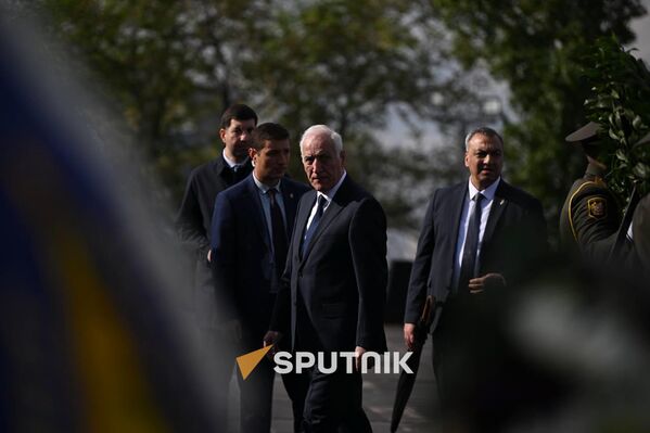 Президент Ваагн Хачатурян в мемориальном комплексе Цицернакаберд Президент Ваагн Хачатурян в мемориальном комплексе Цицернакаберд - Sputnik Армения