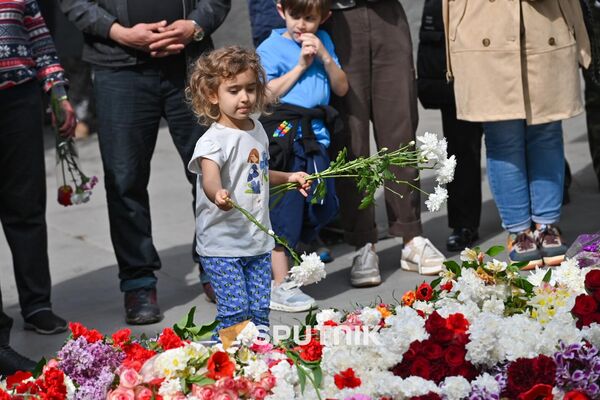 Мемориальный комплекс Цицернакаберд в 110 годовщину геноцида армян Мемориальный комплекс Цицернакаберд в 110 годовщину геноцида армян - Sputnik Армения