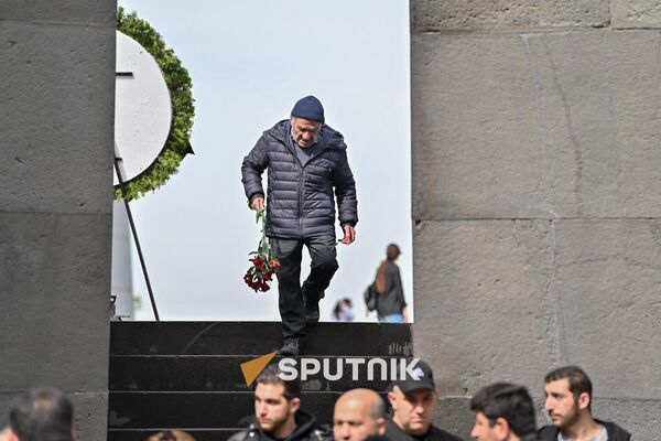 Мемориальный комплекс Цицернакаберд в 110 годовщину геноцида армян Мемориальный комплекс Цицернакаберд в 110 годовщину геноцида армян - Sputnik Армения