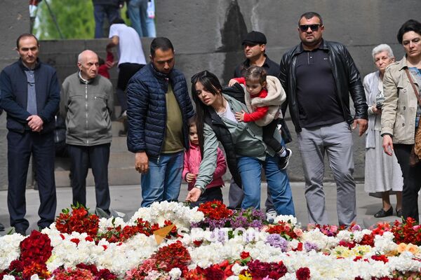 Мемориальный комплекс Цицернакаберд в 110 годовщину геноцида армян Мемориальный комплекс Цицернакаберд в 110 годовщину геноцида армян - Sputnik Армения