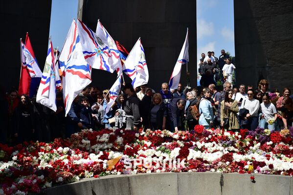 Мемориальный комплекс Цицернакаберд в 110 годовщину геноцида армян Мемориальный комплекс Цицернакаберд в 110 годовщину геноцида армян - Sputnik Армения