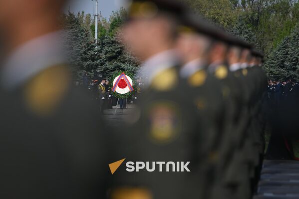 Мемориальный комплекс Цицернакаберд в 110 годовщину геноцида армян Мемориальный комплекс Цицернакаберд в 110 годовщину геноцида армян - Sputnik Армения