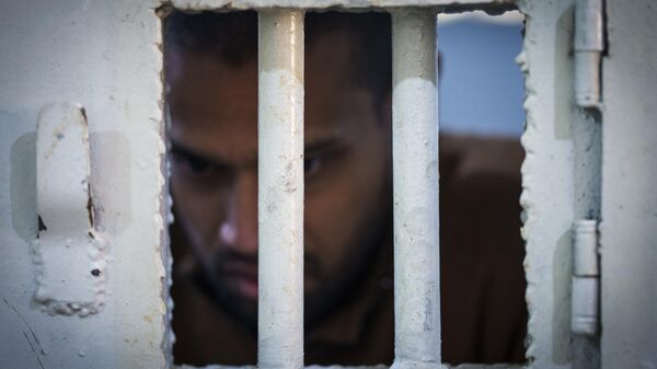 Заключенный, обвиняемый в том, что он является боевиком Исламского государства (ИГИЛ), сидит в камере тюрьмы - Sputnik Армения