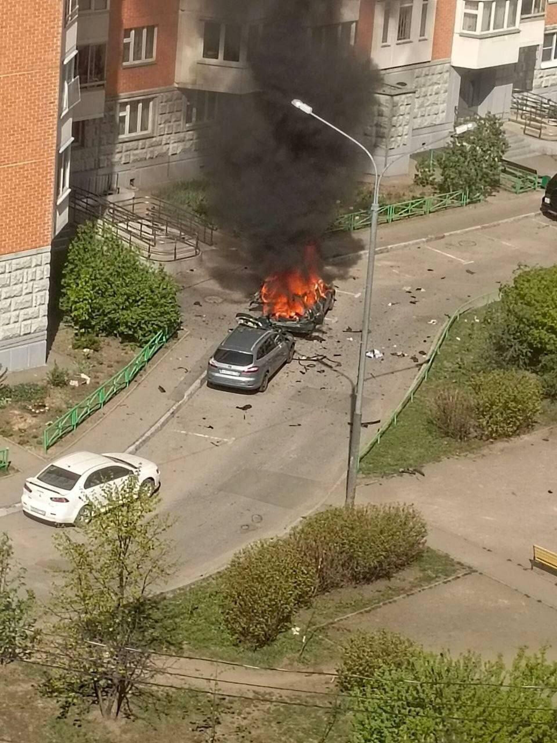 Машина взорвалась в жилом дворе в Балашихе и сгорела дотла (25 апреля 2025). Москва - Sputnik Армения, 1920, 25.04.2025