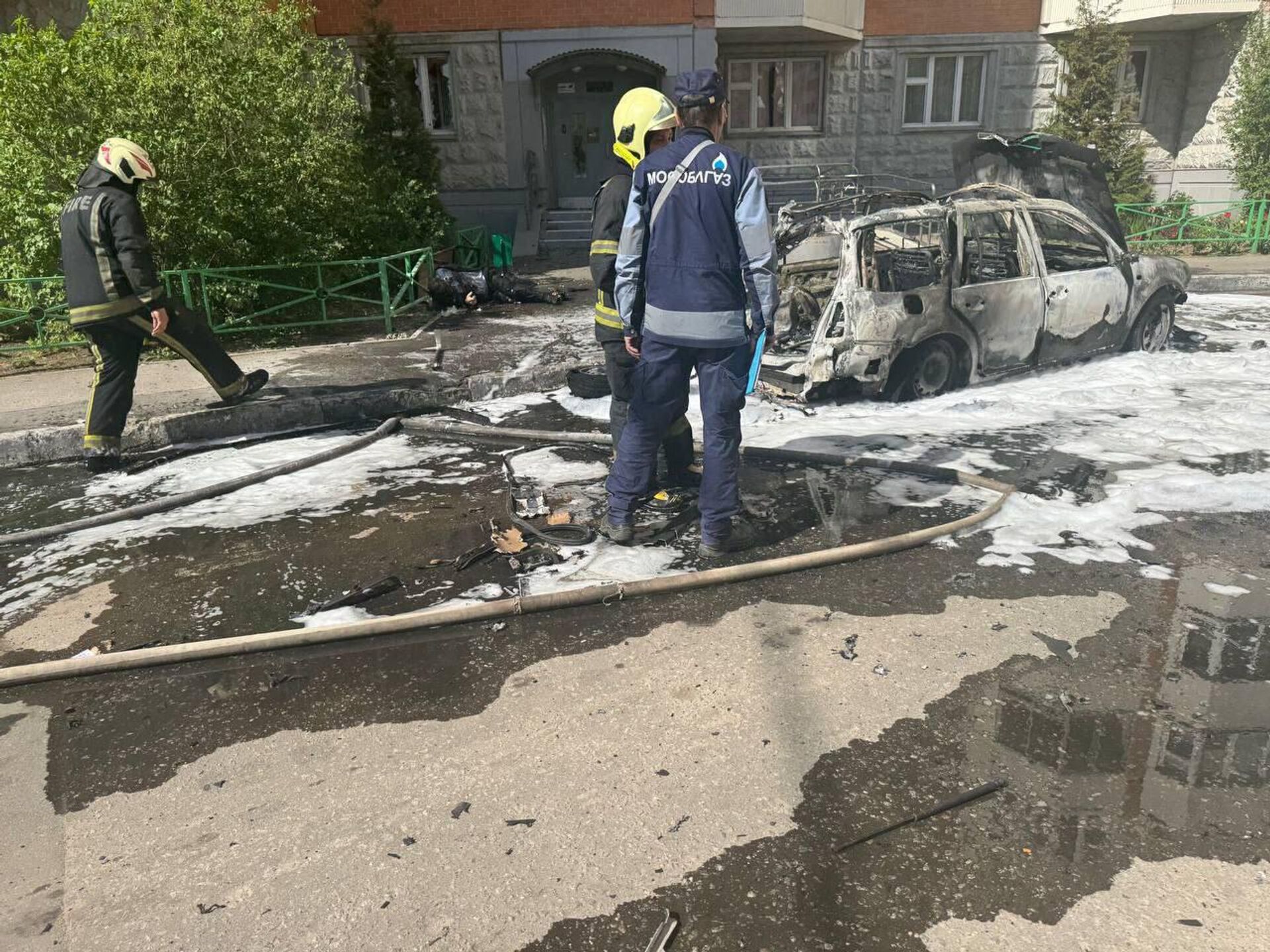 Машина взорвалась в жилом дворе в Балашихе и сгорела дотла (25 апреля 2025). Москва - Sputnik Армения, 1920, 25.04.2025