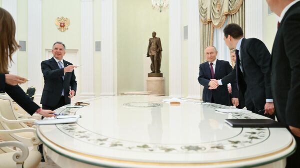 Президент РФ Владимир Путин и спецпосланник президента США  Стивен Уиткофф во время встречи (25 апреля 2025). Москвa - Sputnik Армения