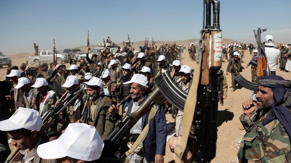 Боевики-хуситы маршируют во время митинга в поддержку палестинцев в секторе Газа и против ударов США по Йемену за пределами Саны (22 января 2024). Йемен - Sputnik Армения
