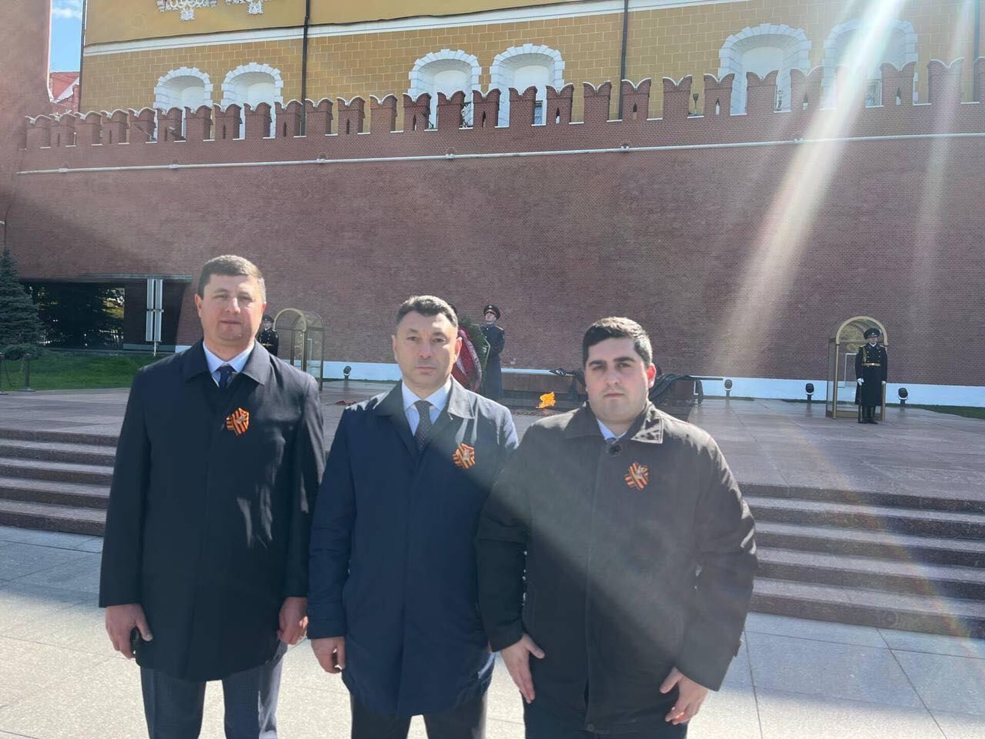 Представители РП Эдуард Шармазанов, Тигран Абрамян и Айк Дерзян отдали дань уважения Памятнику Неизвестному Солдату (28 апреля 2025). Москва - Sputnik Արմենիա, 1920, 28.04.2025