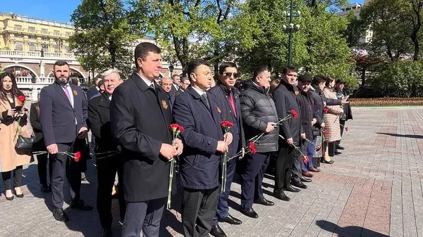 Представители РП Эдуард Шармазанов, Тигран Абрамян и Айк Дерзян отдали дань уважения Памятнику Неизвестному Солдату (28 апреля 2025). Москва - Sputnik Армения