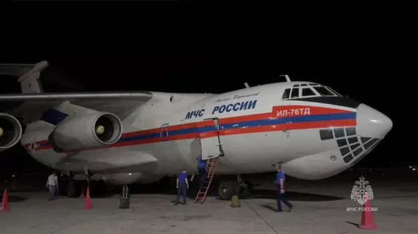 Самолеты Бе-200ЧС и Ил-76 МЧС России помогают ликвидировать последствия пожара в иранском порту имени Шахида Раджаи - Sputnik Армения