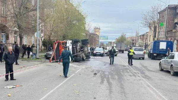 В районе улицы Гарегина Нжде 13 в Гюмри столкнулись 5 транспортных средств: Ford, Opel, Gaz, Mercedes-Benz и автомобиль спасательной службы, направлявшийся к месту происшествия (29 апреля 2025). Ширак - Sputnik Армения