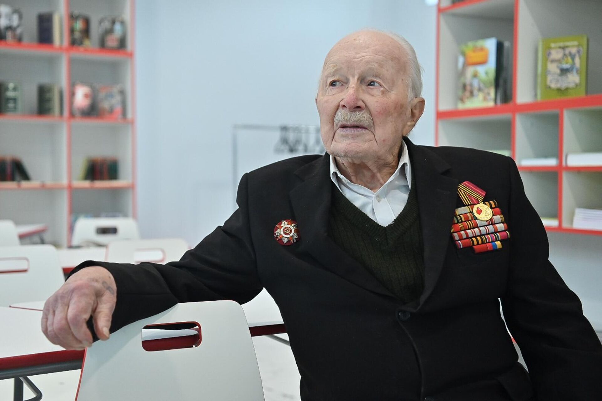 Ветеран ВОВ Владимир Рапацкий на церемонии награждения юбилейной медалью Победы в ВОВ 1941-1945 гг (29 апреля 2025). Ванадзор Ветеран ВОВ Владимир Рапацкий на церемонии награждения юбилейной медалью Победы в ВОВ 1941-1945 гг (29 апреля 2025). Ванадзор - Sputnik Արմենիա, 1920, 29.04.2025