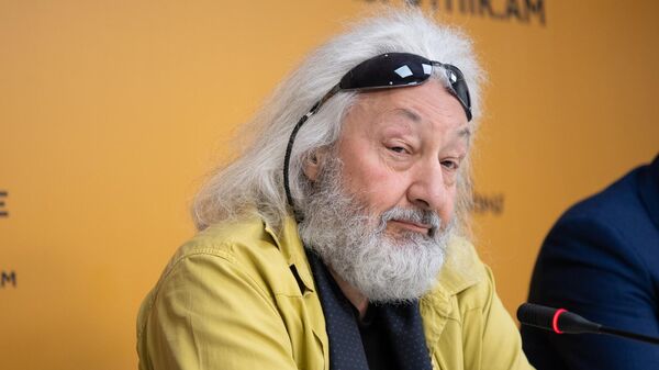 Внук Анастаса Микояна, советский и российский музыкант, композитор и продюсер, художник и фотограф, режиссёр театра и кино, создатель и лидер рок-группы Цветы Стас Намин на пресс-конференции (29 апреля 2025). Еревaн - Sputnik Армения