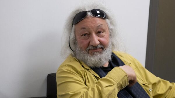 Внук Анастаса Микояна, советский и российский музыкант, композитор и продюсер, художник и фотограф, режиссёр театра и кино, создатель и лидер рок-группы Цветы Стас Намин в гостях радио Sputnik (29 апреля 2025). Еревaн - Sputnik Армения