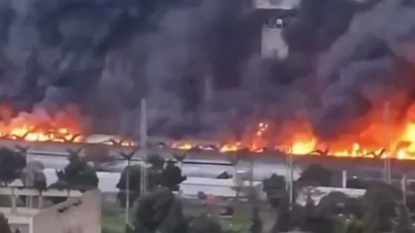 Сильный пожар на вещевом рынке у станции метро Вокзальная площадь в Тбилиси  - Sputnik Армения