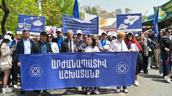 Председатель Конфедерации профсоюзов Армении Элен Манасерян в авангарде первомайского шествия (1 мая 2025). Еревaн - Sputnik Армения