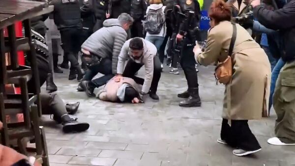 Полиция задержала множество участников первомайской демонстрации в Стамбуле - Sputnik Армения