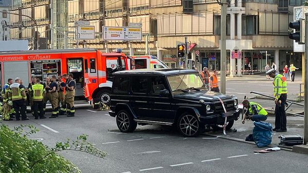 Полиция и спасатели на месте, где автомобиль въехал в группу людей (2 мая 2025). Штутгарт - Sputnik Армения