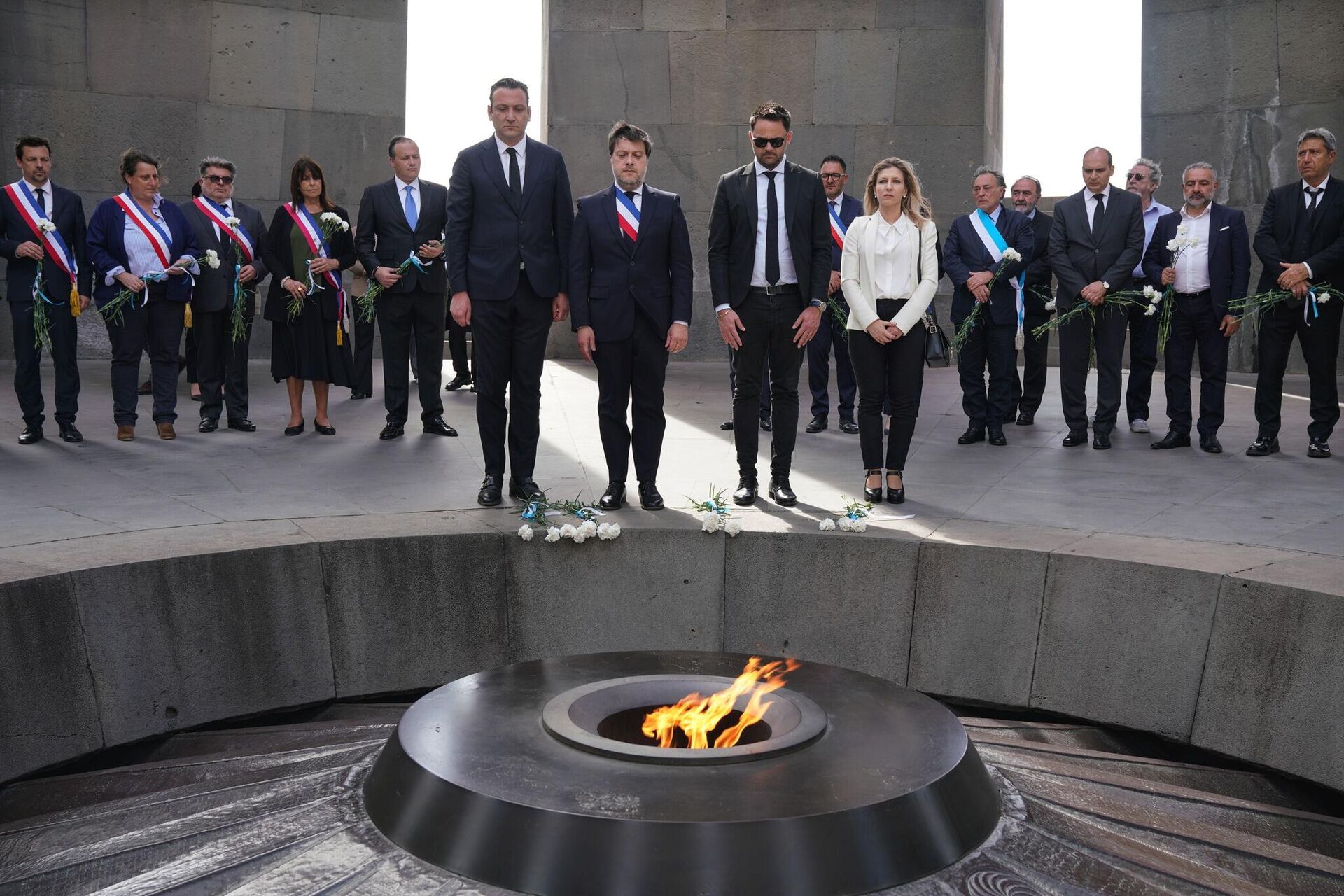 Мэр Марселя Бенуа Паян посетила Мемориальный комплекс Геноцида армян в сопровождении членов Совета старейшин Еревана и Чрезвычайного и Полномочного посла Франции в Республике Армения Оливье Декотиньи (3 мая 2025). Еревaн Мэр Марселя Бенуа Паян посетила Мемориальный комплекс Геноцида армян в сопровождении членов Совета старейшин Еревана и Чрезвычайного и Полномочного посла Франции в Республике Армения Оливье Декотиньи (3 мая 2025). Еревaн - Sputnik Армения, 1920, 04.05.2025