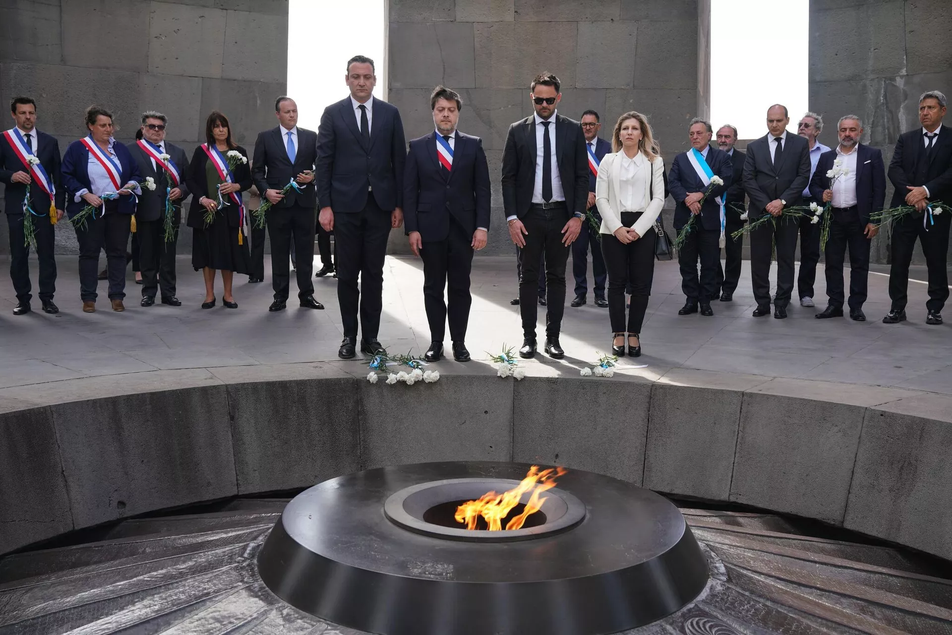  Мэр Марселя Бенуа Паян посетила Мемориальный комплекс Геноцида армян в сопровождении членов Совета старейшин Еревана и Чрезвычайного и Полномочного посла Франции в Республике Армения Оливье Декотиньи (3 мая 2025). Еревaн - Sputnik Армения, 1920, 04.05.2025