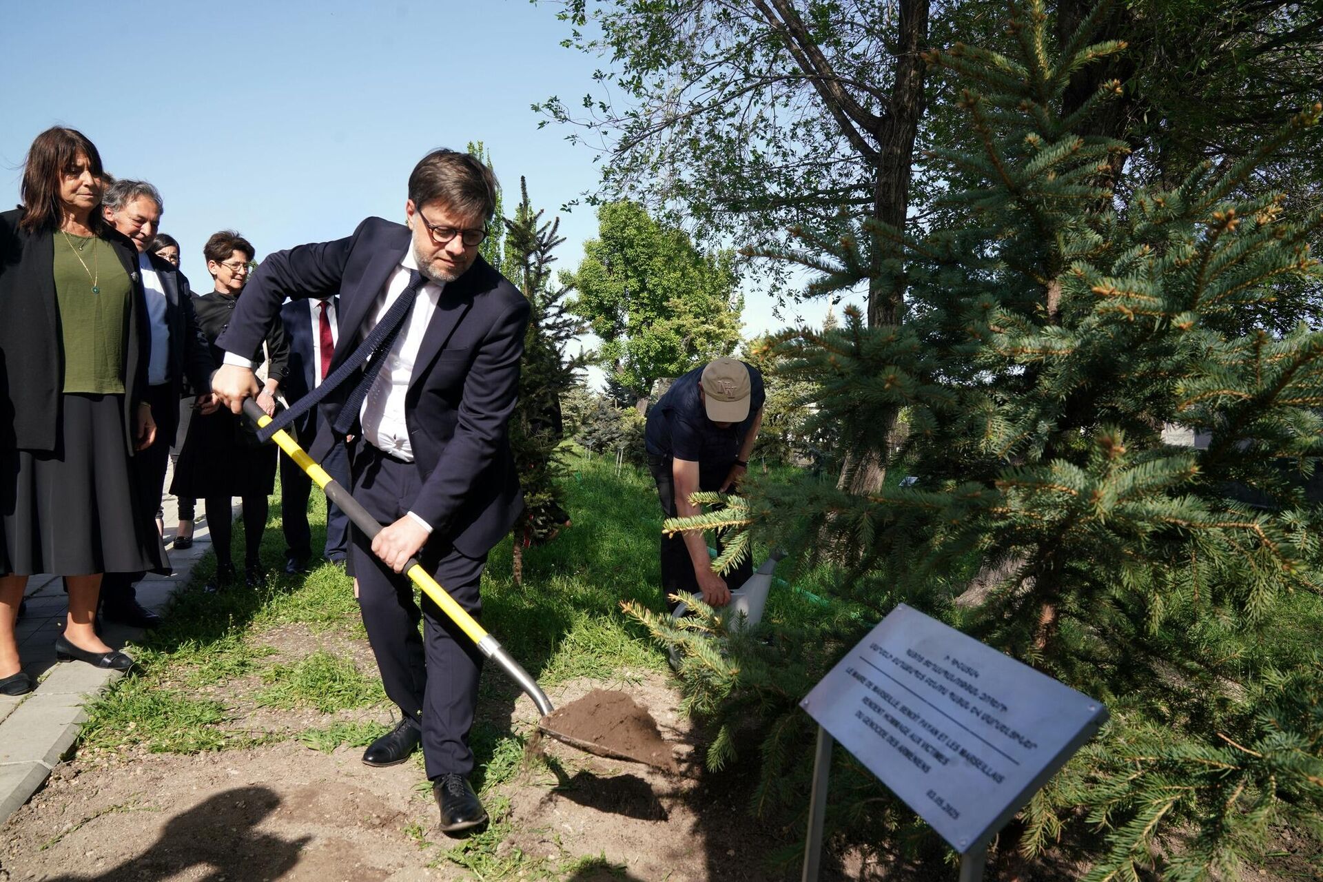  Мэр Марселя Бенуа Паян посетила Мемориальный комплекс Геноцида армян в сопровождении членов Совета старейшин Еревана и Чрезвычайного и Полномочного посла Франции в Республике Армения Оливье Декотиньи - Sputnik Արմենիա, 1920, 04.05.2025