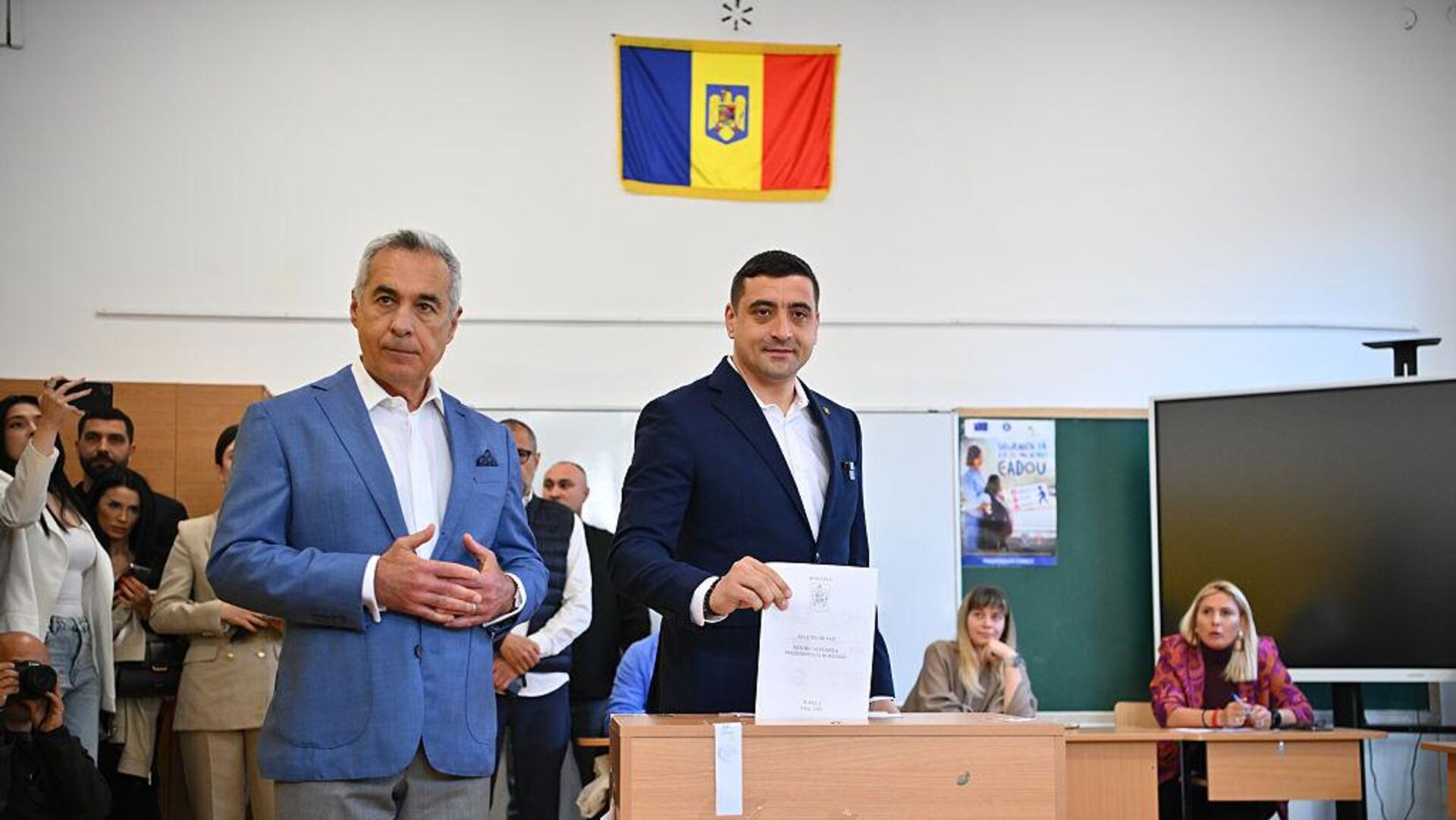 Глава националистической партии “Альянс за объединение румын” Джеордже Симион голосует на выборах (4 мая 2025). Румыния - Sputnik Армения, 1920, 05.05.2025