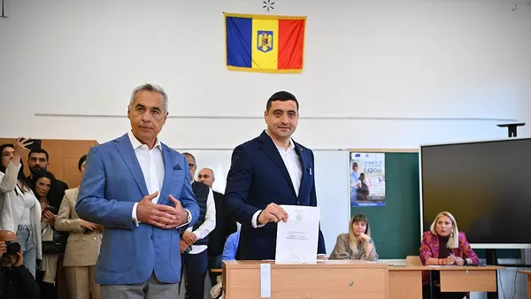 Глава националистической партии “Альянс за объединение румын” Джеордже Симион голосует на выборах (4 мая 2025). Румыния - Sputnik Армения