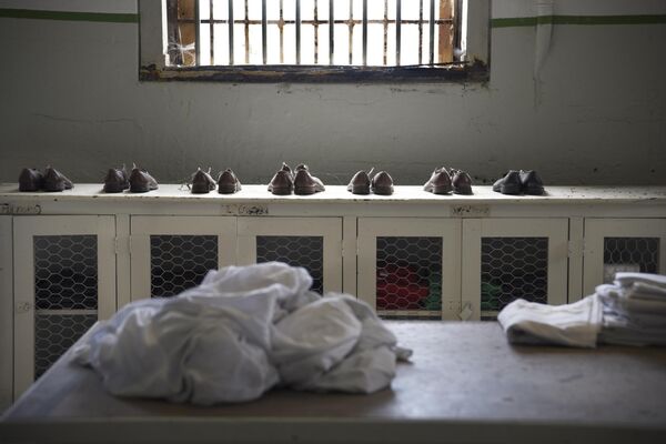 Комната, где заключенным выдавали одежду после душа, входит в число мест, включенных в экскурсию по бывшей федеральной тюрьме Алькатрас - Sputnik Армения