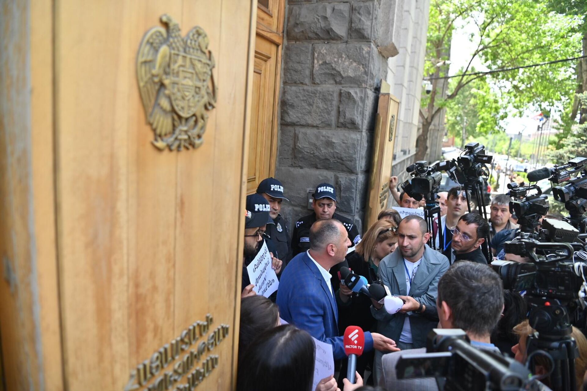 Акция пострадавших от финансового мошенничества, прошедшая у Центробанка Армении (5 мая 2025). Еревaн - Sputnik Արմենիա, 1920, 05.05.2025
