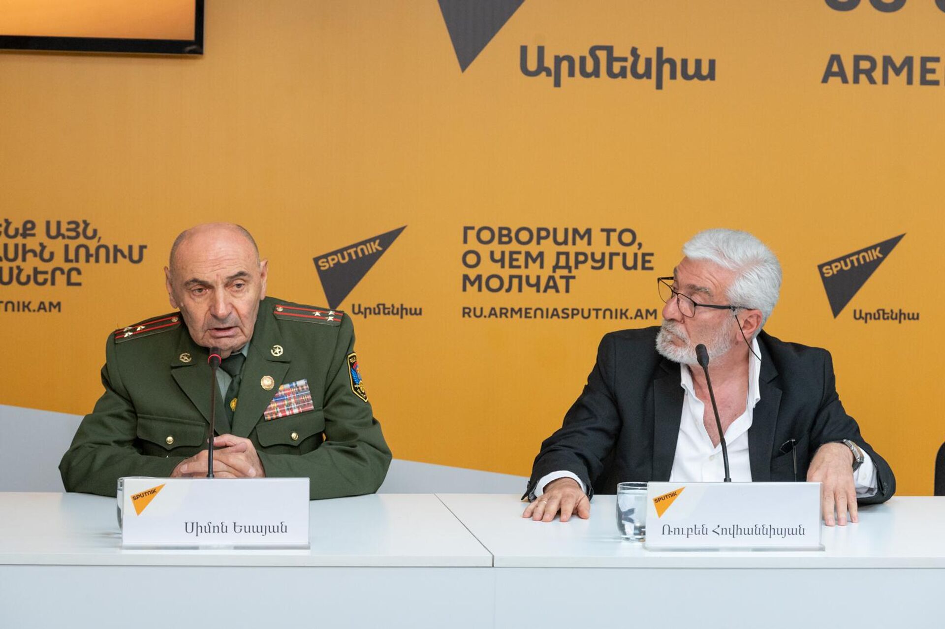 Председатель Объединения ветеранов Армении им. маршала Баграмяна Симон Есаян и режиссер Рубен Оганесян на пресс-конференции в пресс-центре Sputnik (6 мая 2025). Еревaн - Sputnik Արմենիա, 1920, 06.05.2025