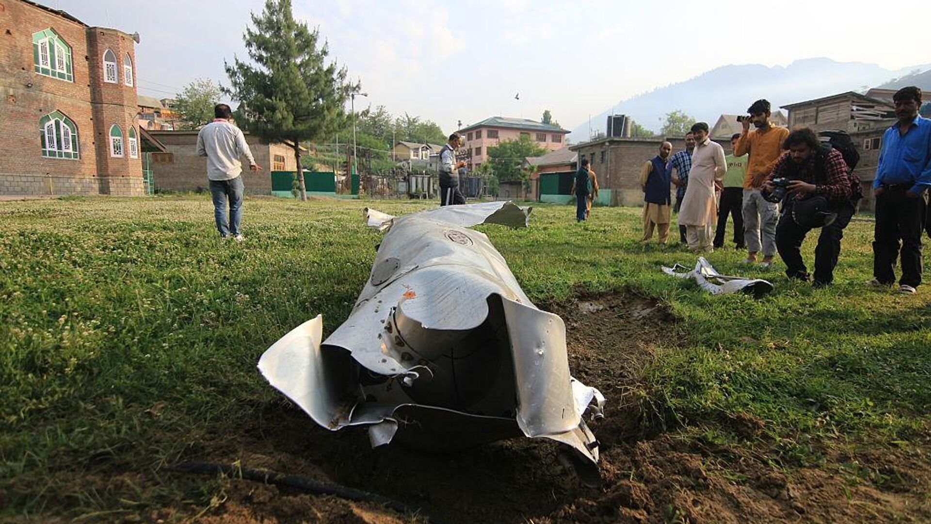 Вид на обломки неопознанного самолета в районе Вуян в Пампуре после удара Индии по Пакистану (7 мая 2025). Индия Вид на обломки неопознанного самолета в районе Вуян в Пампуре после удара Индии по Пакистану (7 мая 2025). Индия - Sputnik Армения, 1920, 07.05.2025