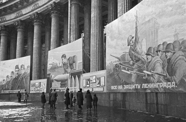 Горожане на выставке плакатов, призывающих к борьбе с фашистскими захватчиками, на колоннаде Казанского собораБлокадный Ленинград Горожане на выставке плакатов, призывающих к борьбе с фашистскими захватчиками, на колоннаде Казанского собораБлокадный Ленинград - Sputnik Армения