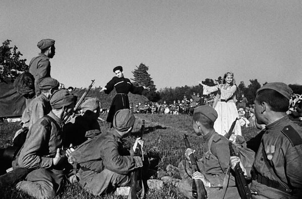 Артисты выступают перед войсками 2-го Прибалтийского фронта Артисты выступают перед войсками 2-го Прибалтийского фронта - Sputnik Армения