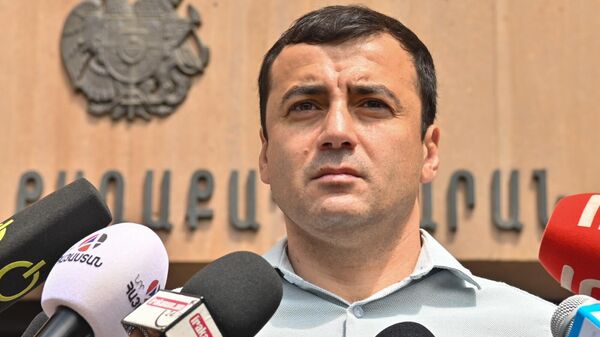Артур Чахоян общается с прессой у главного входа мэрии (8 мая 2025). Еревaн - Sputnik Армения